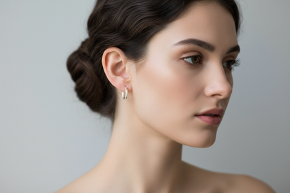 Modelo con aretes de plata plain