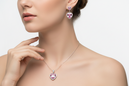 Modelo con juego de cadena y aretes de joyería de plata Y circonia de color pink en forma de corazón 