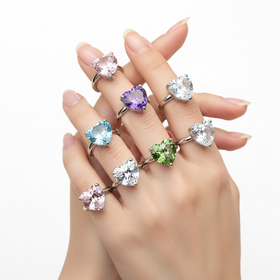Modelos con anillos de plata con circonia en forma de corazón de varios colores