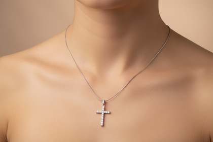 Modelos con cadenas de plata y circonia en forma de cruces infinity hamsa alas